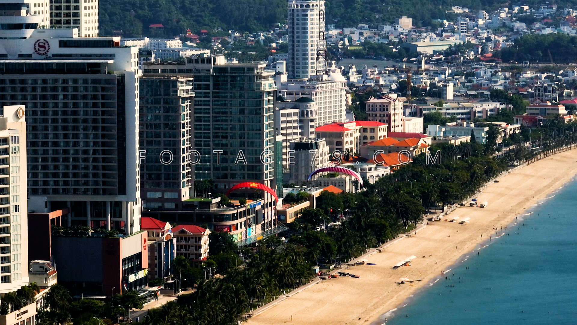 Bay dù lượn trên biển